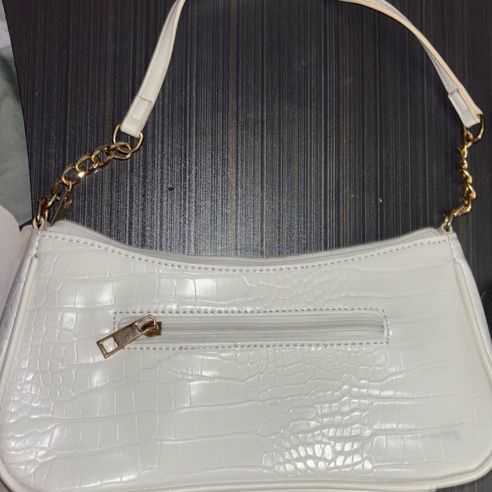 Elegant White Croc-Embossed Shoulder Bag